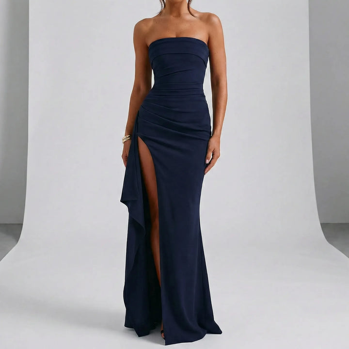 Elegant axelbandslös maxi aftonklänning Stephanie i svart eller mörkblått. Perfekt festklänning.