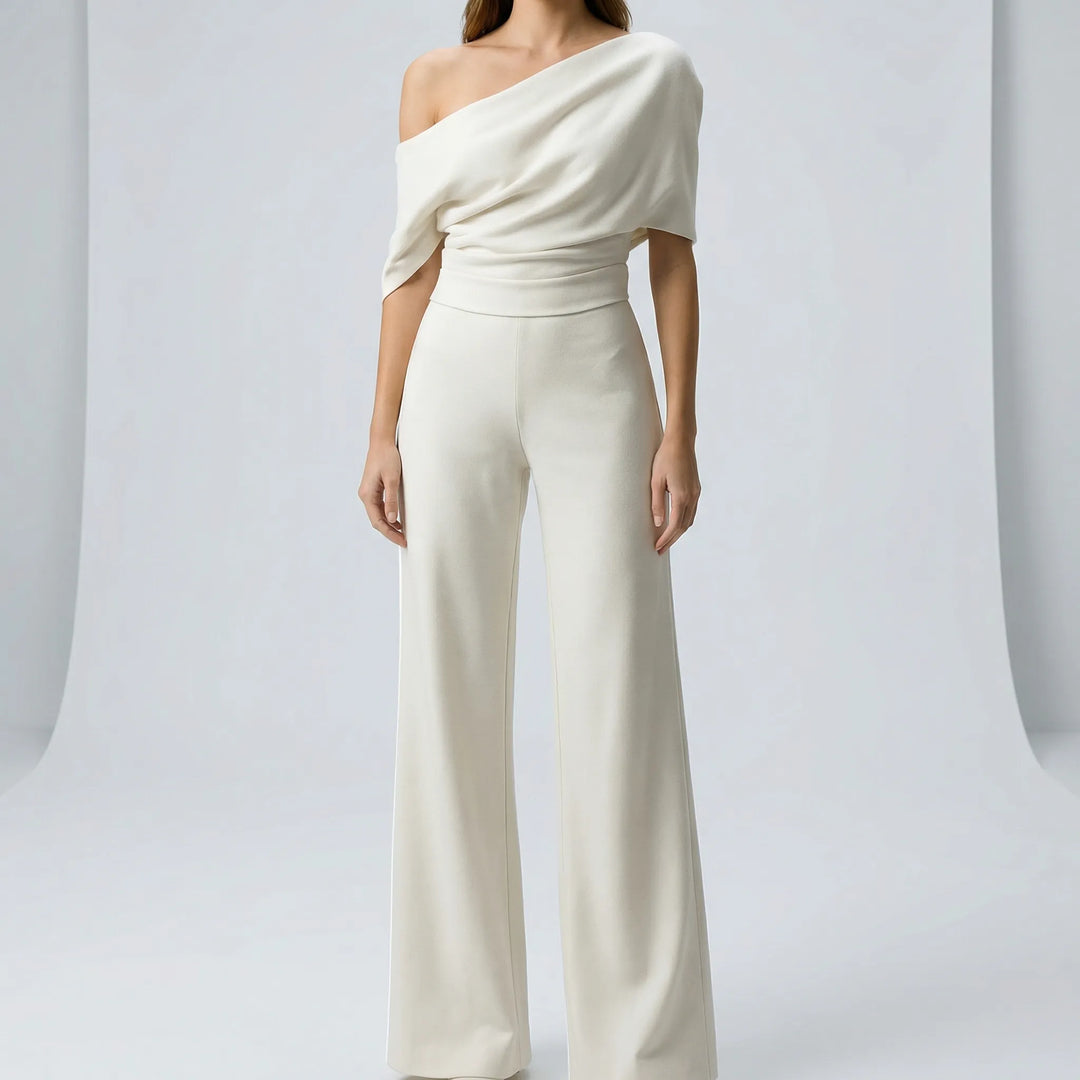Kvinnlig one-piece jumpsuit Matilda, en elegant och bekväm helkroppsdress. Idealisk för sommar och speciella tillfällen.