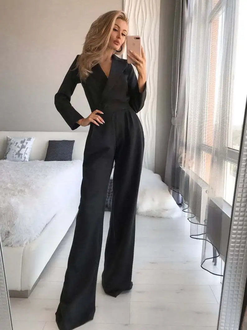 Stilren damjumpsuit med vidbenta byxor & lång ärm. Figursydd passform för en elegant fest- eller vardagsstil.