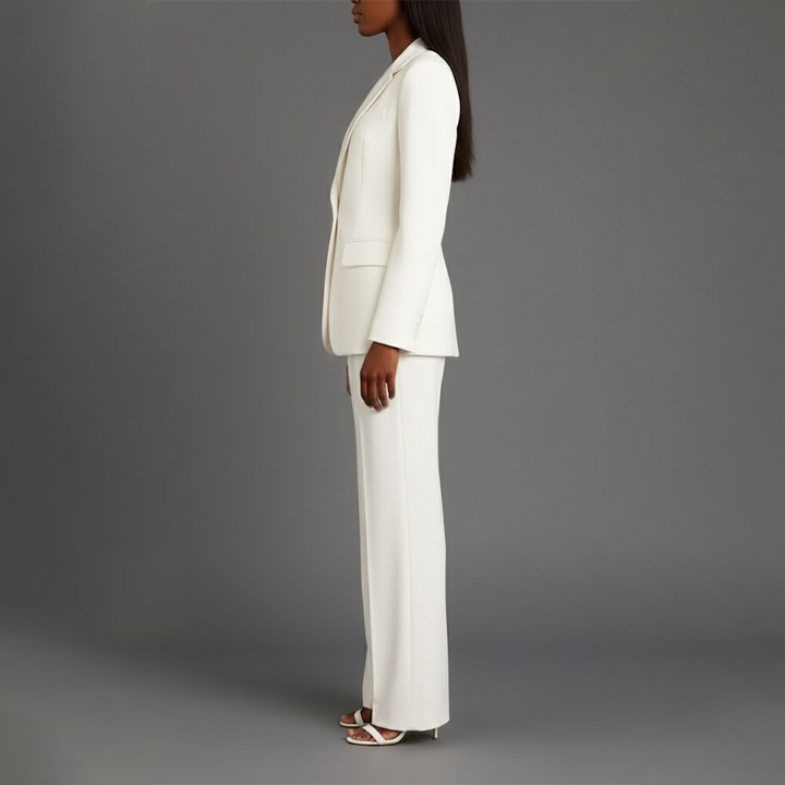 Rosa damkostym med stilren kavaj och vida byxor. Elegant formell look för event.