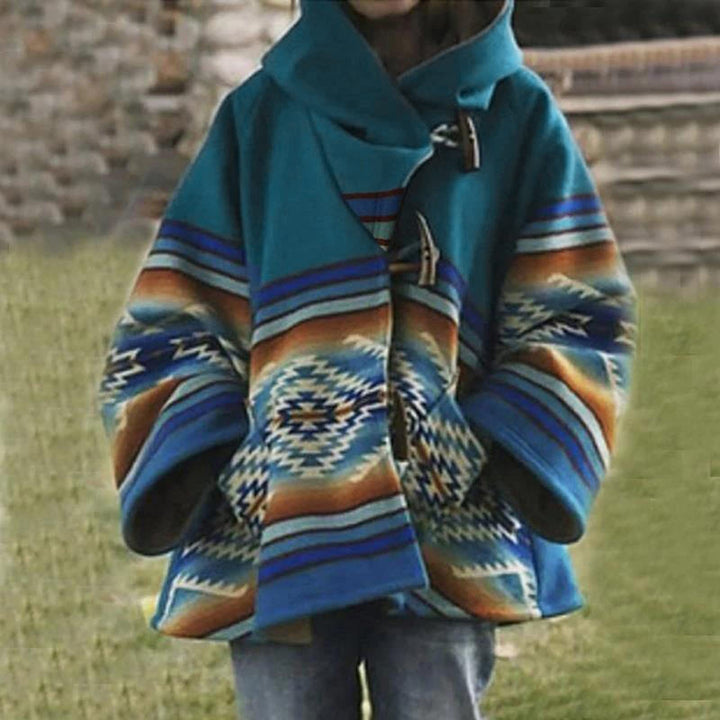Modell poserar utomhus i en elegant och varm damvinterkappa, fullängdsbild, för kallt väder.
