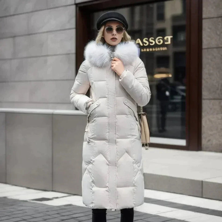 Elegant svart fuskpälsjacka för kvinnor, perfekt för vintervärme och mode. Håll dig varm med stil.