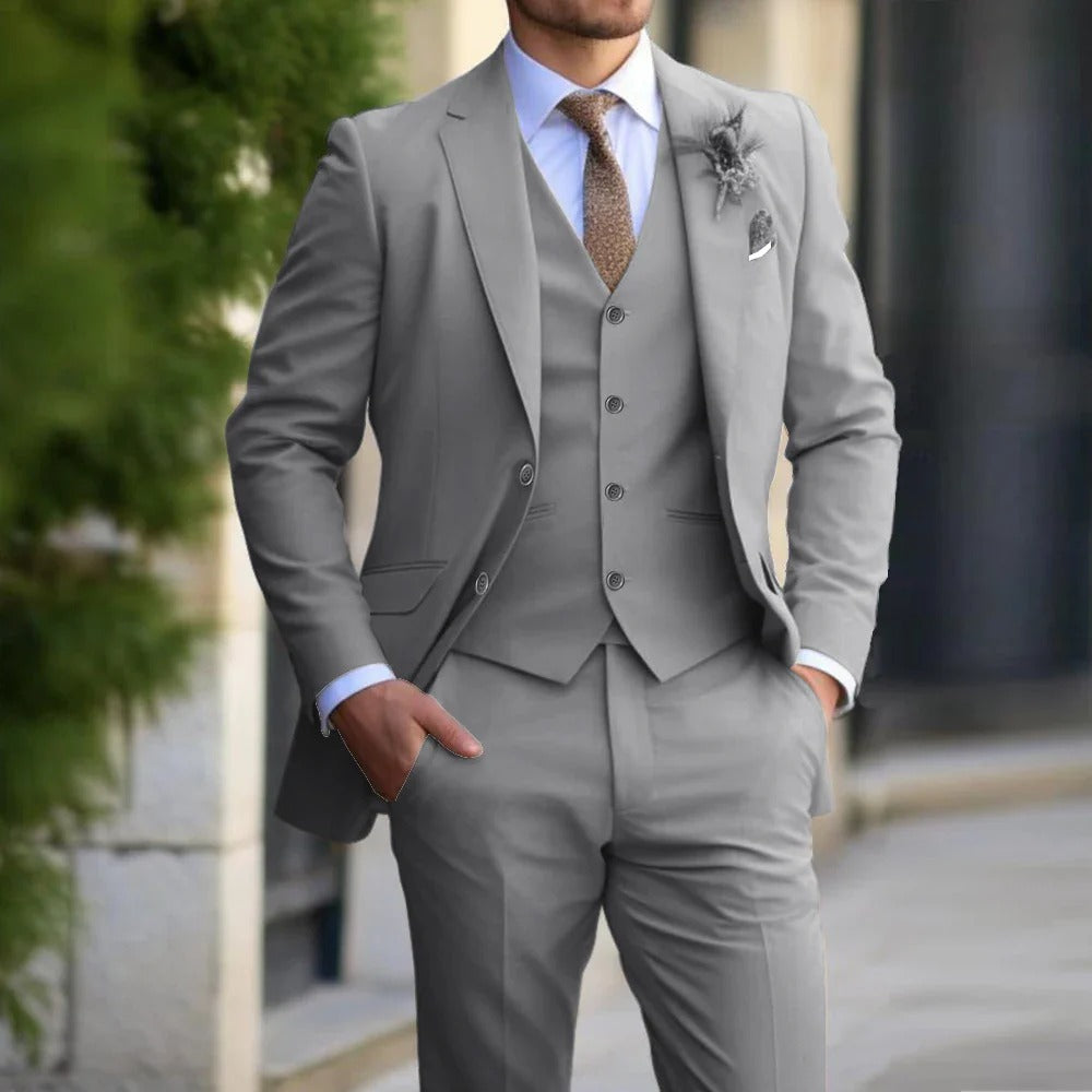 Beige 3-delad kostym för herr, perfekt som festkostym eller elegant affärsklädsel.