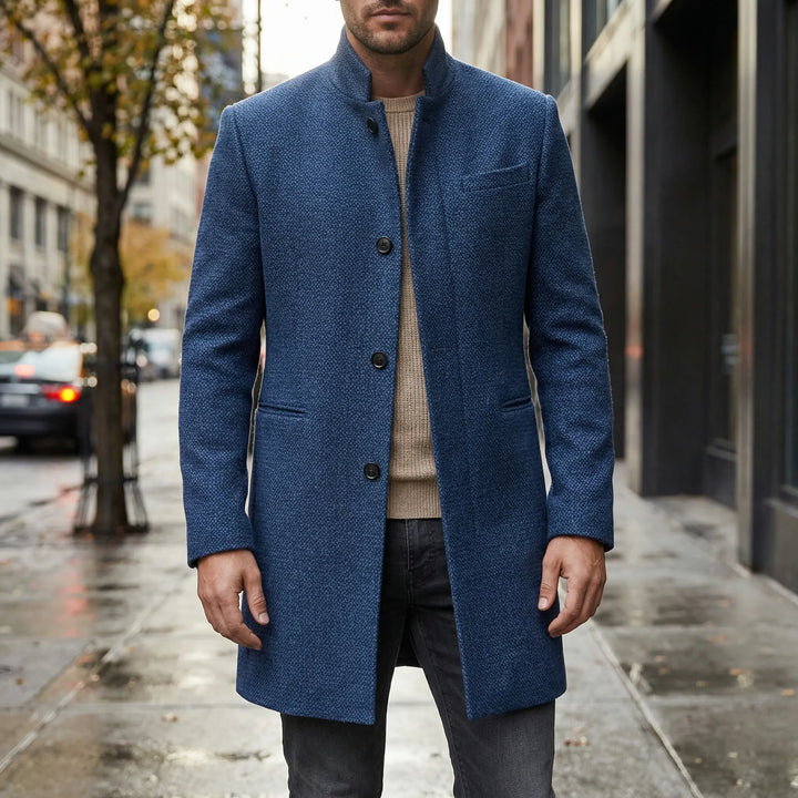 Elegant svart herrkappa, minimalistisk enkelknäppt stil. Långskuren figursydd för business casual.