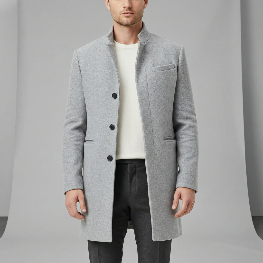 Blå herr business casual kappa, enkelknäppt långskuren. Elegant minimalistisk design med ståkrage.