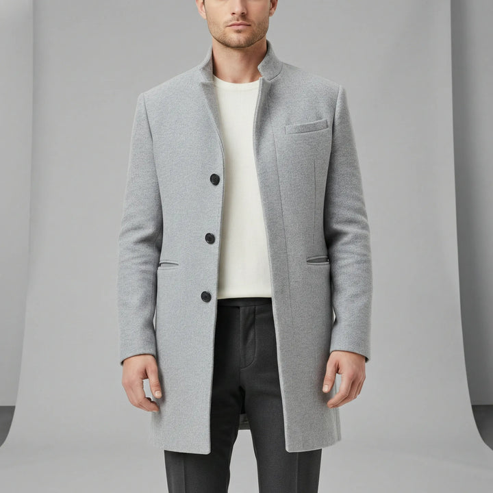 Blå herr business casual kappa, enkelknäppt långskuren. Elegant minimalistisk design med ståkrage.