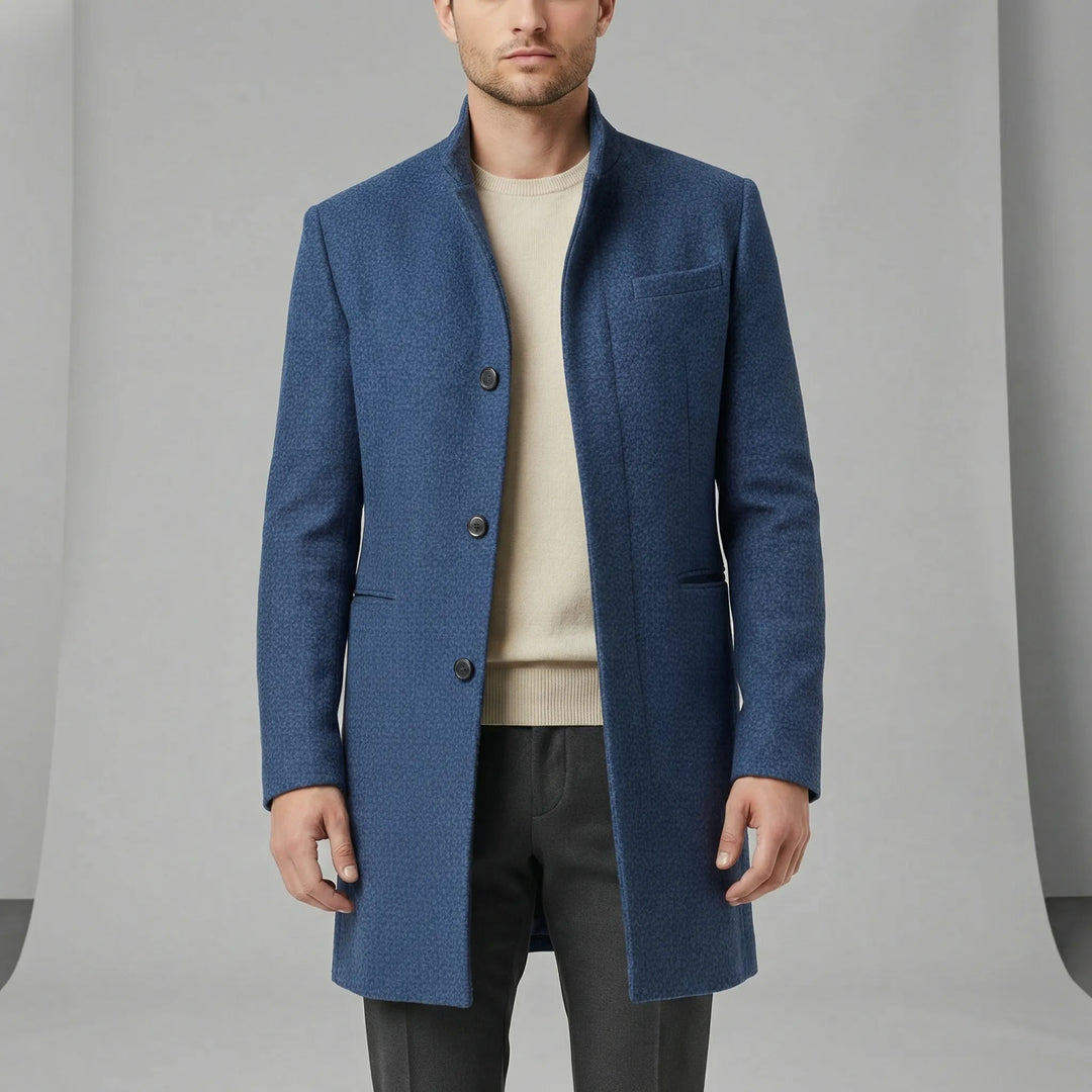 Herr elegant svart enkelknäppt kappa. Långskuren figursydd design, perfekt för business casual höstmode.