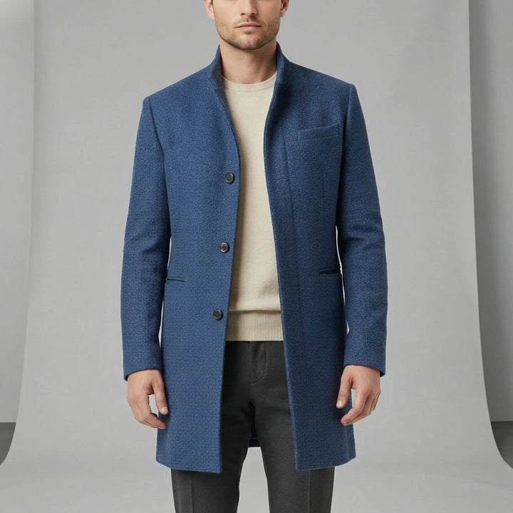 Herr elegant svart enkelknäppt kappa. Långskuren figursydd design, perfekt för business casual höstmode.