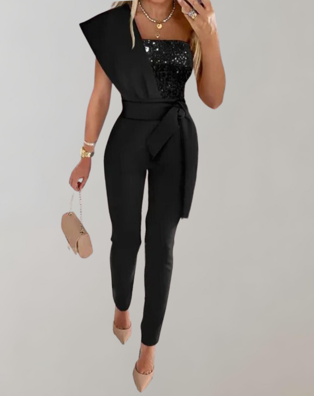 Kvinnors festjumpsuit i stilren design med unikt rosettbälte som en elegant detalj.