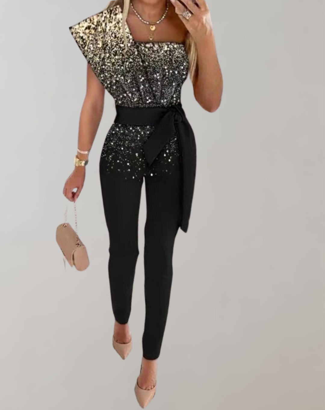 Framsida av en kvinnors eleganta jumpsuit, komplett med ett iögonfallande rosettbälte.