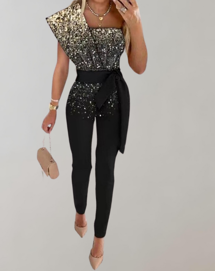 Framsida av en kvinnors eleganta jumpsuit, komplett med ett iögonfallande rosettbälte.