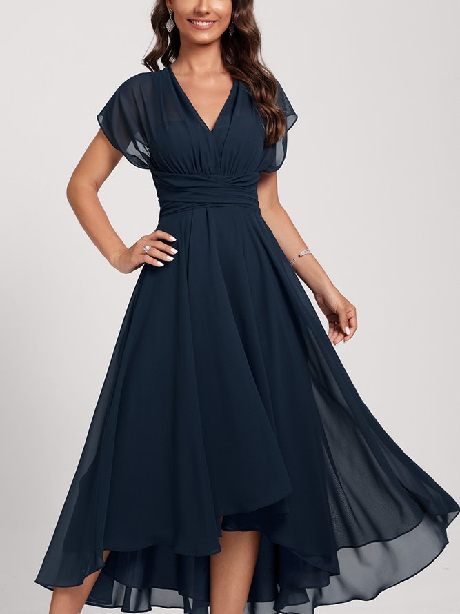 Modell bär en tidlös, elegant kvinnors klänning, perfekt som festklänning eller vardagsklänning.