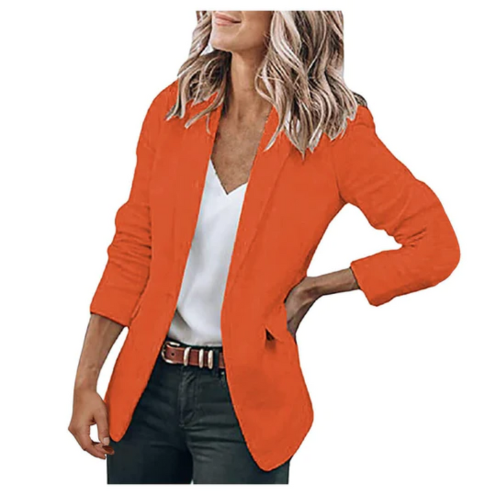 Modell bär elegant svart kvinnors blazer i en kontorsmiljö, utstrålar professionalism.