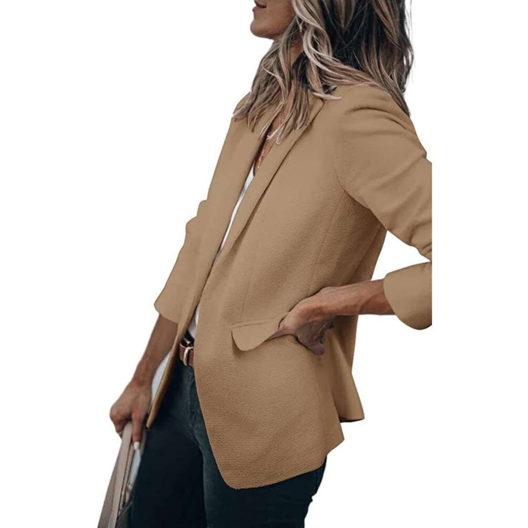 Elegant kvinnors blazer i mockaimitation, en mjuk och exklusiv tolkning av den klassiska kavajen.