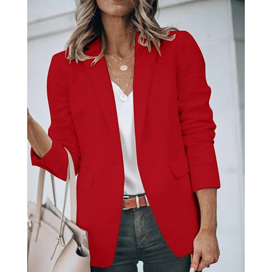 Detailbild: Krage på en elegant svart kvinnors blazer, visar sömmar av hög kvalitet.