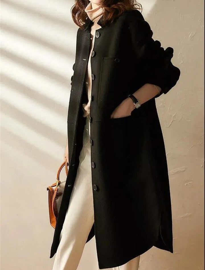 Kvinnors långa gröna vår trenchcoat, klassisk design med knappar, idealisk som elegant ytterplagg.