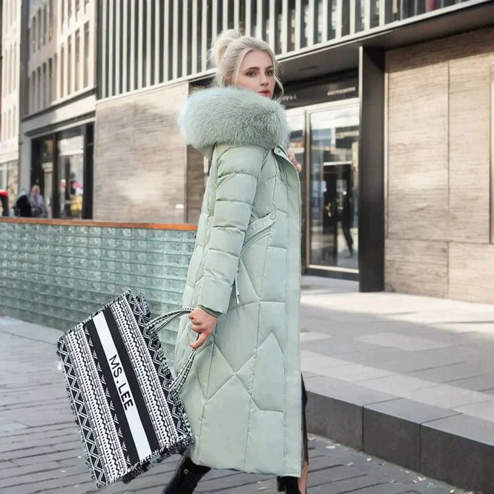 Varm och skräddarsydd kvinnors vinterkappa med fuskpäls detaljer, idealisk för kalla dagar & elegant stil.