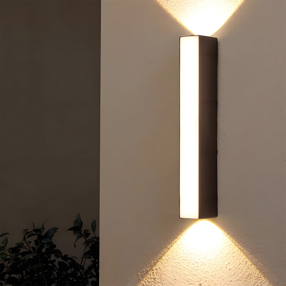 Elegant svart LED-vägglampa för utomhusbruk, med modern design och upp/ner-ljus.