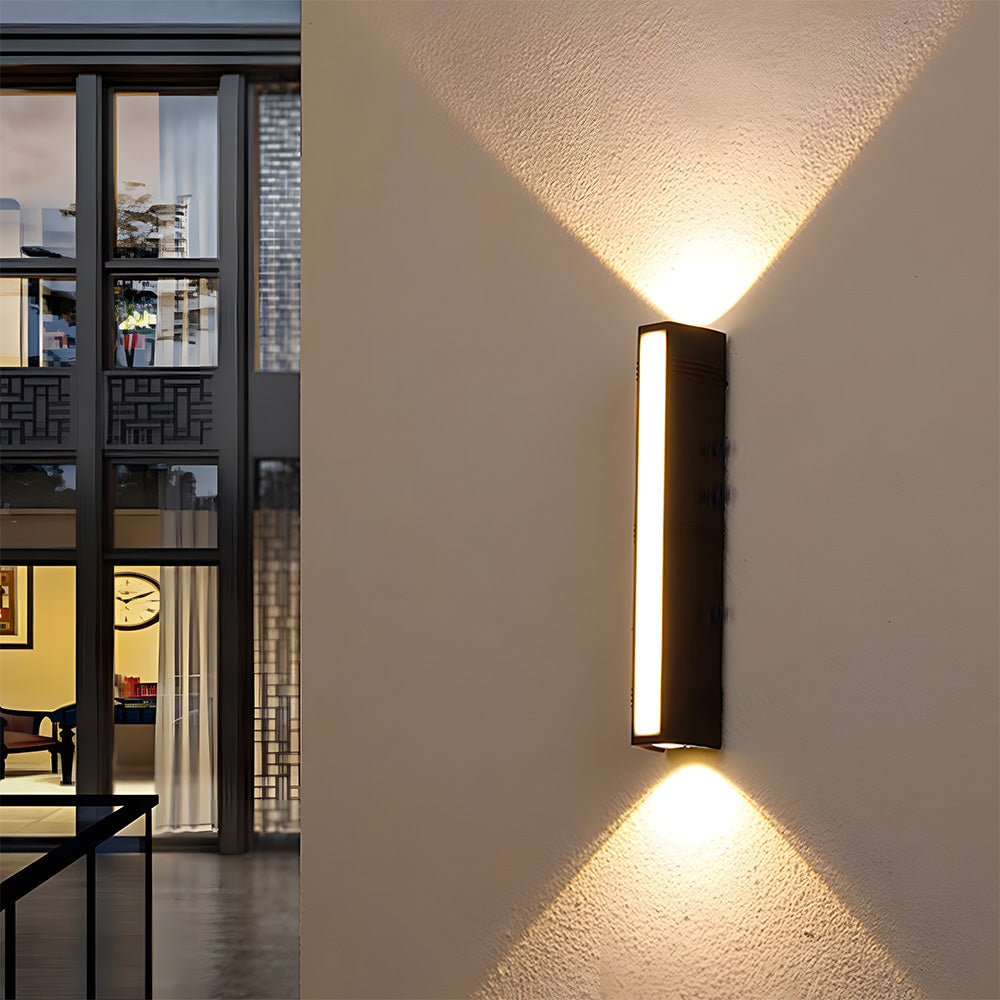 Svart LED-vägglampa, robust fasadbelysning med upp- och nerljusfunktion.