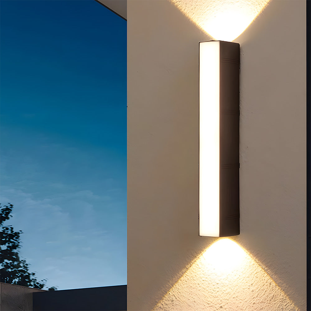 Minimalistisk svart LED-lampa för utomhusbruk, ger diskret belysning.
