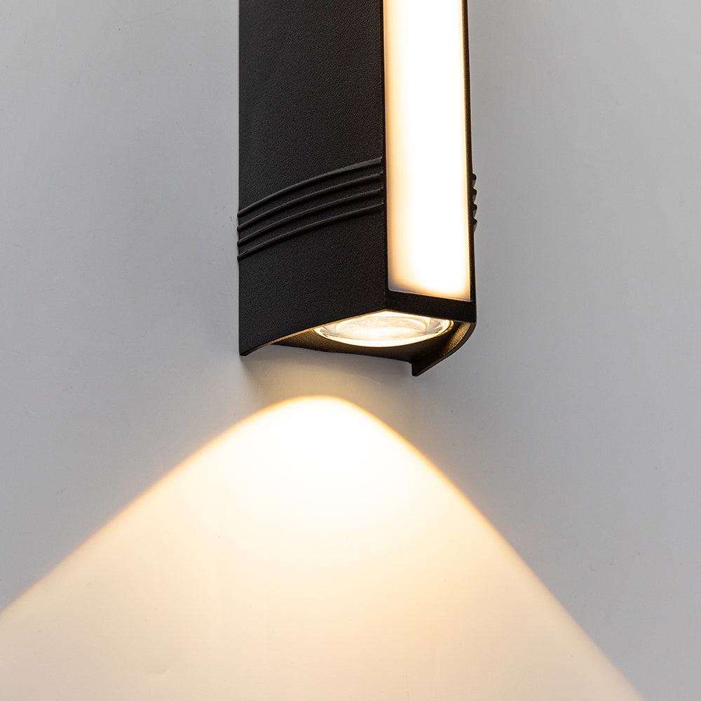 Svart vägglampa, modern utomhusbelysning med LED för fasaden.