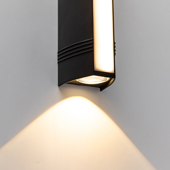 Svart vägglampa, modern utomhusbelysning med LED för fasaden.
