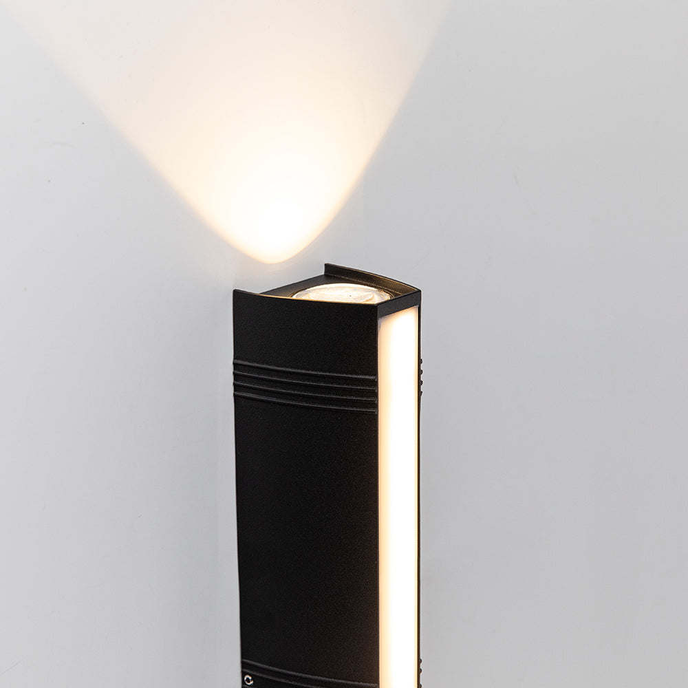 Elegant svart LED-lampa med upp/ner-ljus, perfekt för utomhusbruk.
