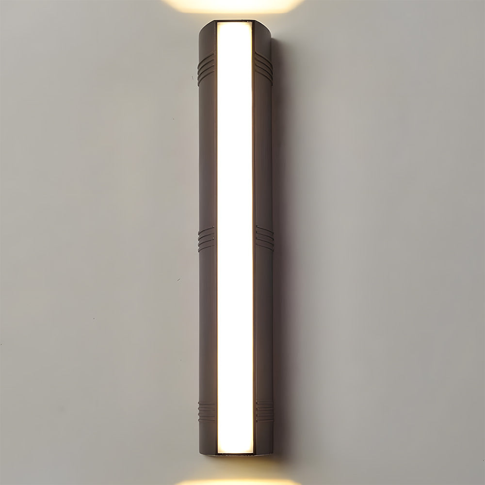 Modern svart LED-vägglampa, skapar effektfullt upp/ner-ljus utomhus.