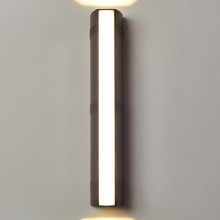 Modern svart LED-vägglampa, skapar effektfullt upp/ner-ljus utomhus.