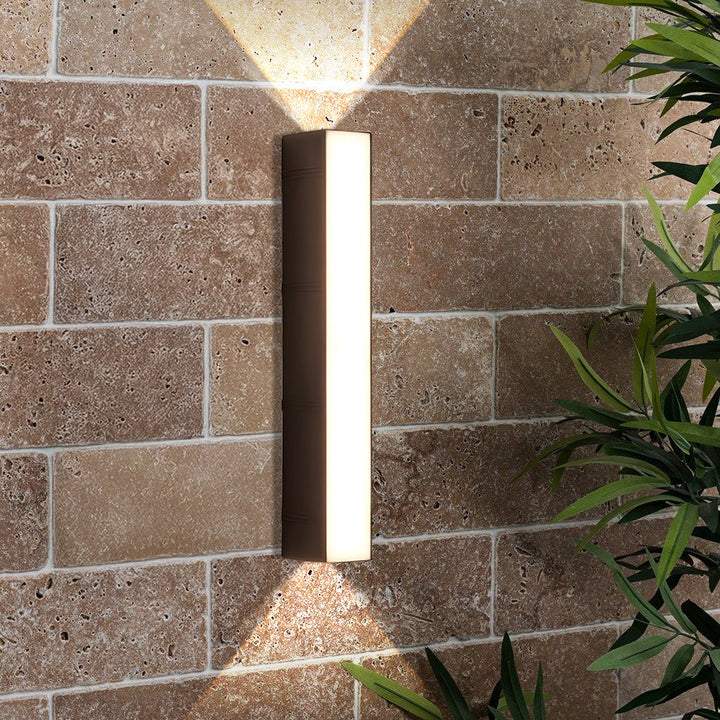 Minimalistisk svart LED-vägglampa, perfekt för fasadbelysning och trädgård.