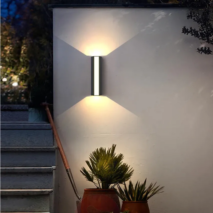 Modern LED-vägglampa i svart, idealisk för att lysa upp entré och vägg.