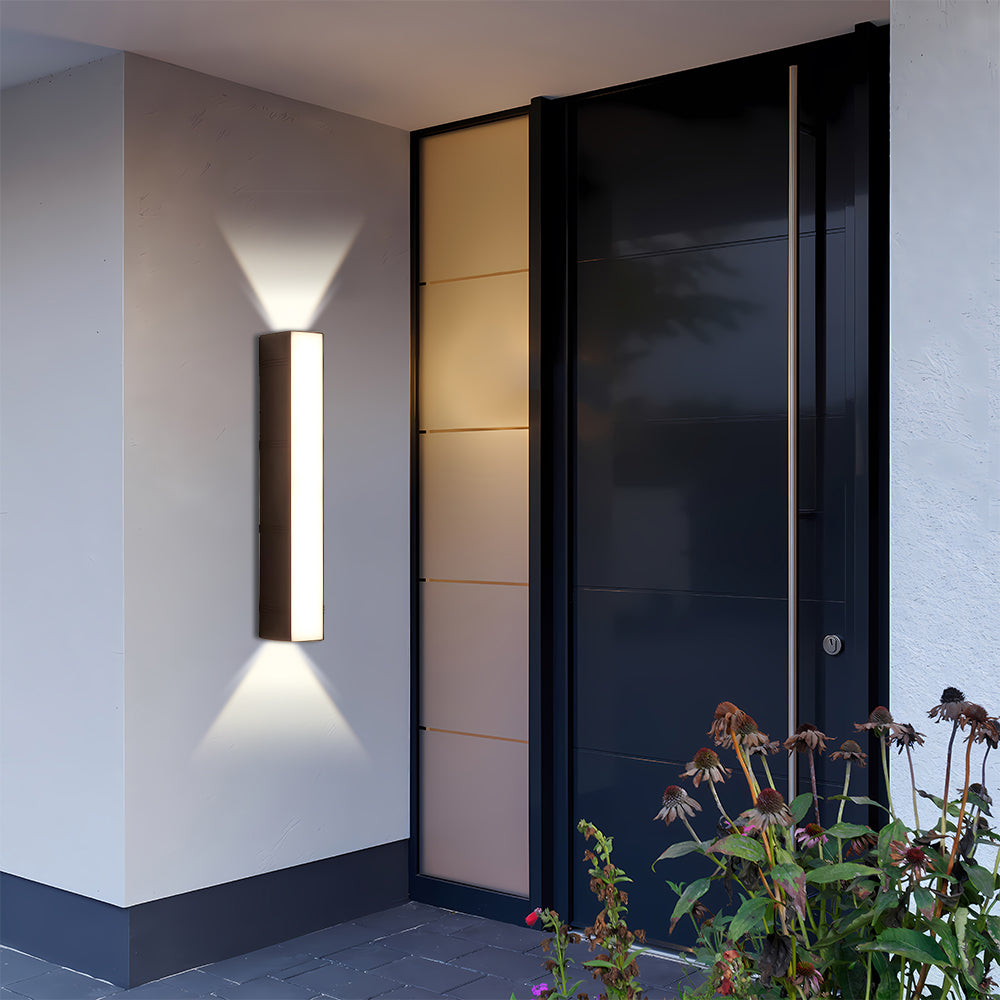 Stilren svart LED-vägglampa för utomhusbruk, hållbar och väderbeständig.
