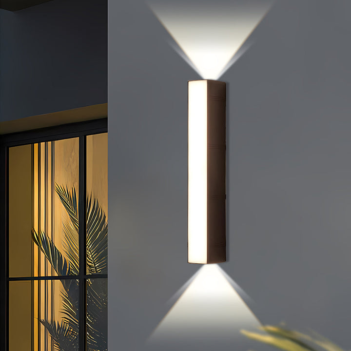 Designad svart LED-vägglampa för fasaden, ger ett elegant upp- och nerljus.