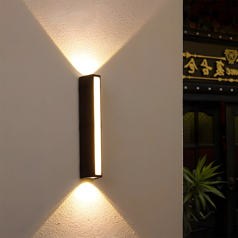 Svart LED-vägglampa, minimalistisk utomhusbelysning med dubbel ljusstråle.