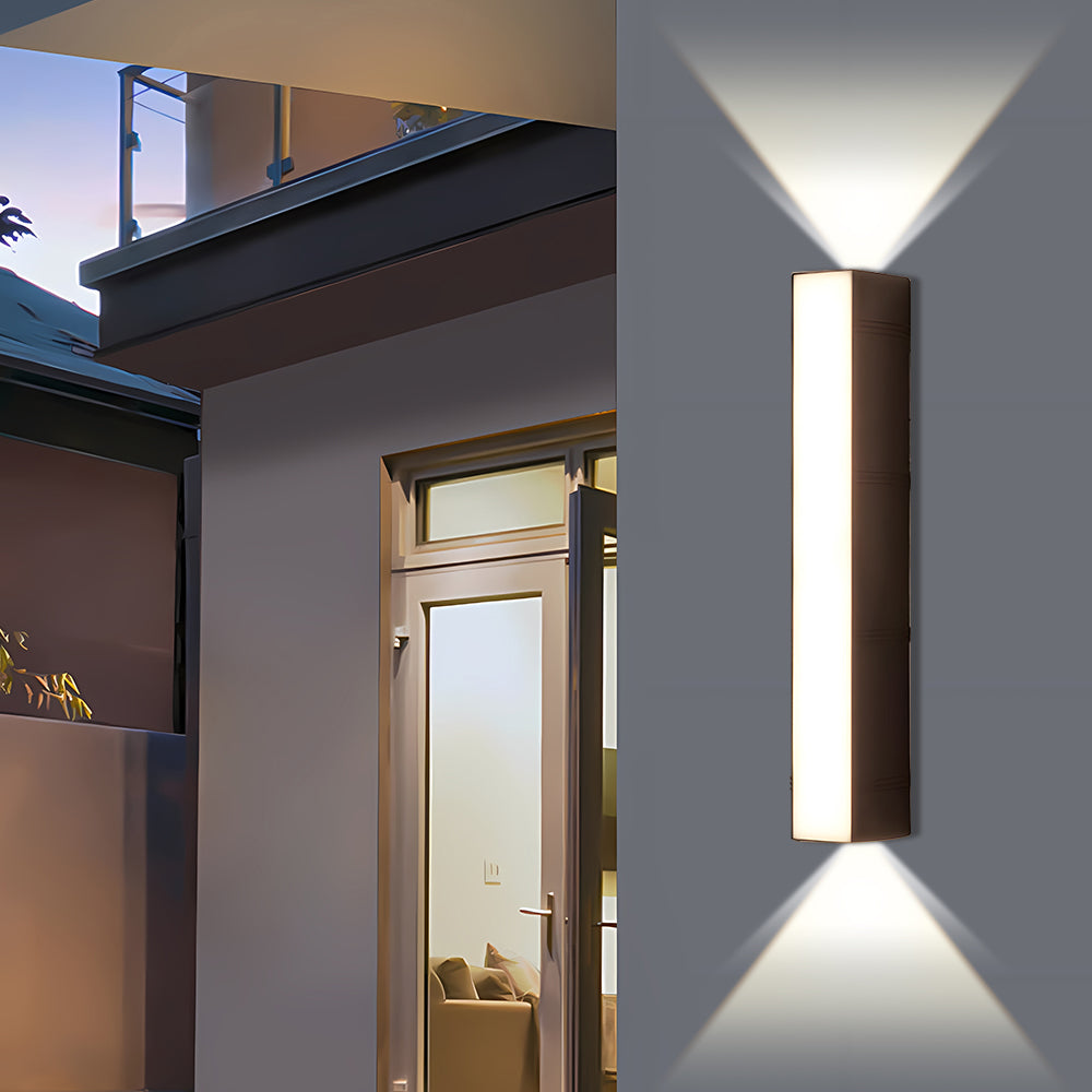 Elegant svart LED-vägglampa som utomhusbelysning, perfekt för modern villa.