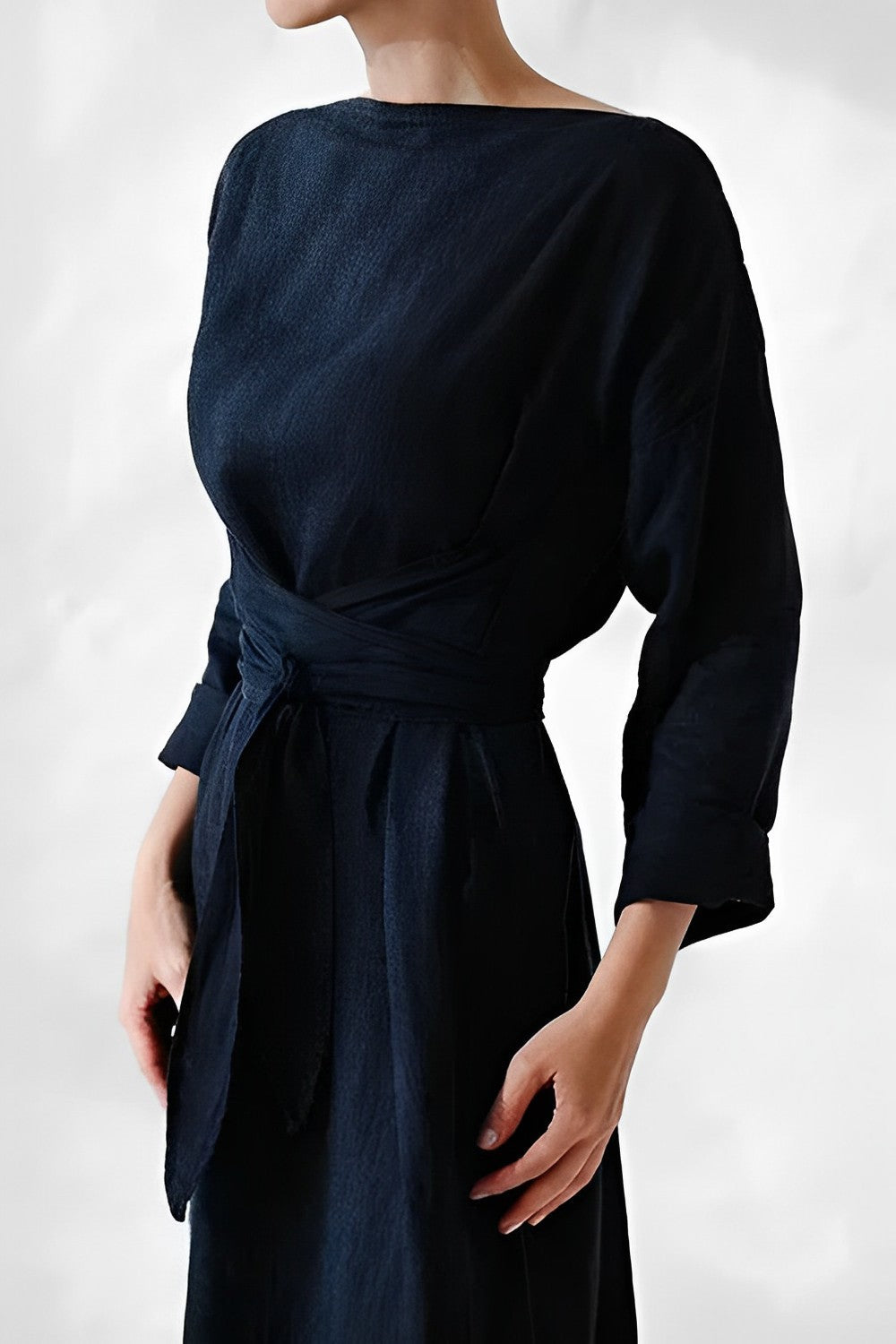 Festlig röd maxiklänning i elegant design, perfekt för speciella tillfällen och kvällsevent.