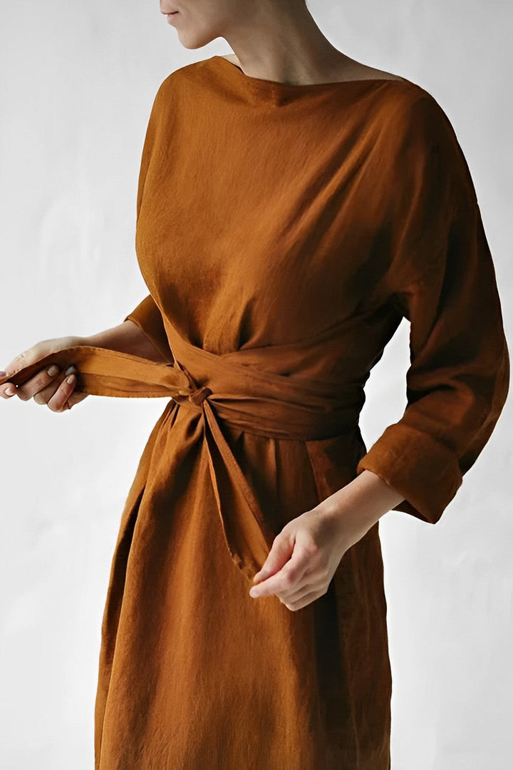 Kvinnors långklänning, en elegant maxiklänning i satin för en sofistikerad look på fest.