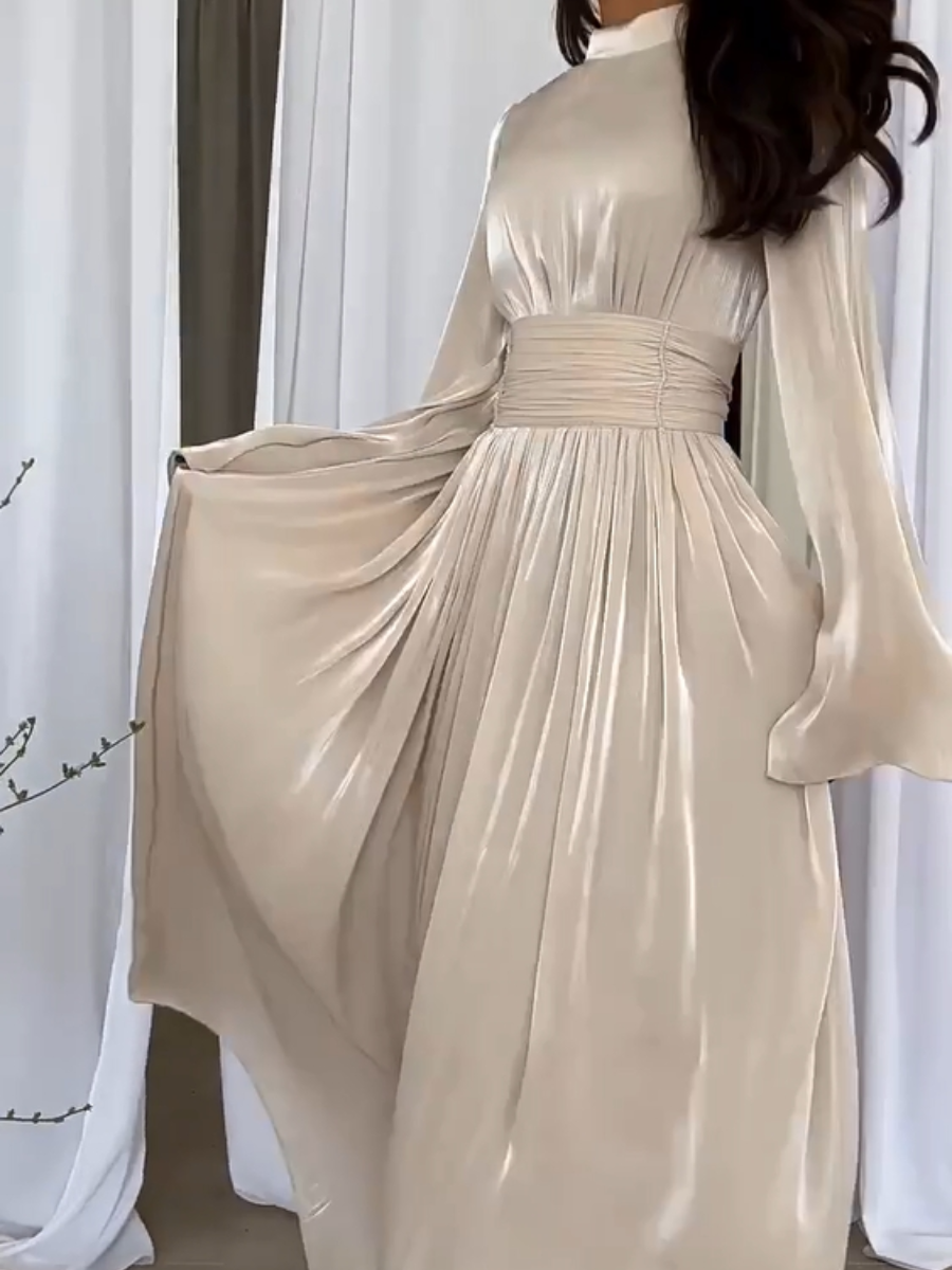 Detaljbild av hög krage och veckade tyg på en elegant svart långärmad maxiklänning för kvinnor.