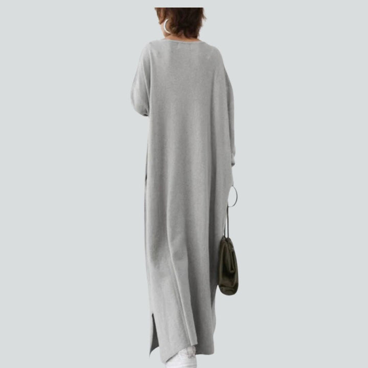 Grön maxiklänning med vid kjol, V-ringning och långa ärmar, i bekvämt material, idealisk för dammode.
