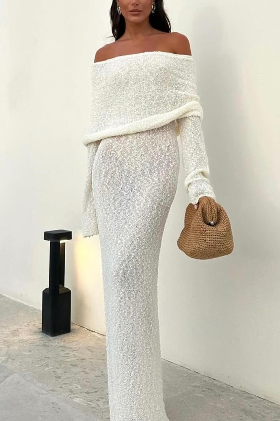 Elegant svart maxiklänning med off shoulder-design för kvinnor, perfekt som festklänning.