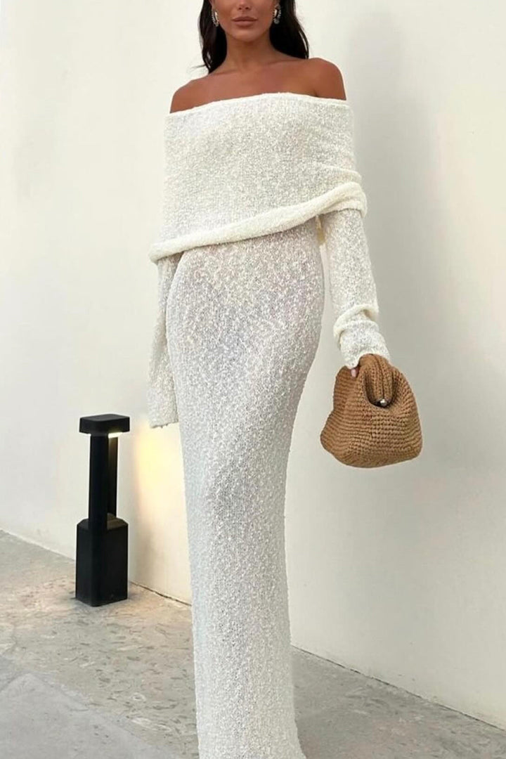 Elegant svart maxiklänning med off shoulder-design för kvinnor, perfekt som festklänning.