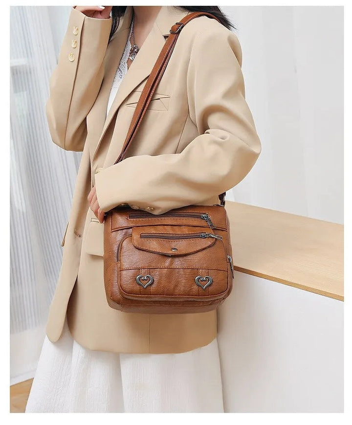 Rymlig svart crossbodyväska för kvinnor, elegant design och praktisk för vardagen.