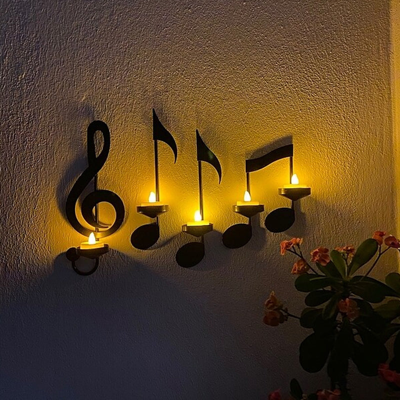 "Elegant svart metall väggmonterad musiknot ljusstake; kombinerar musikinspirerad design med stilfull dekoration."