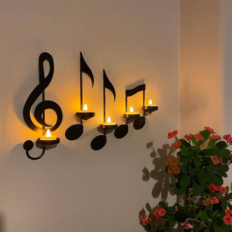 "Elegant svart metall väggmonterad musiknot ljusstake; kombinerar musikinspirerad design med stilfull dekoration."