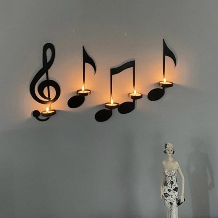 "Elegant svart metall väggmonterad musiknot ljusstake; kombinerar musikinspirerad design med stilfull dekoration."