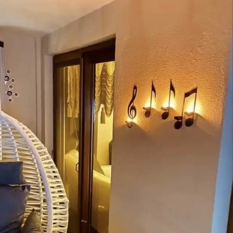 "Elegant svart metall väggmonterad musiknot ljusstake; kombinerar musikinspirerad design med stilfull dekoration."