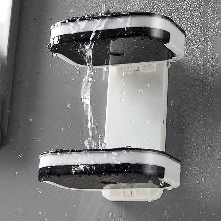 "Elegant svart och grå tvålkopp med avtappningsbricka, stilren design, glansig bakgrund, perfekt för badrumshylla."