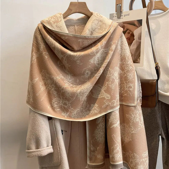 Mångsidig grå pashminasjal, en stilren accessoar som kompletterar alla kvinnors vinteroutfit.