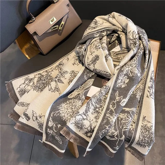 Två kvinnor bär eleganta pashminasjalar i olika färger, visar mångsidigheten som höst/vinteraccessoar.