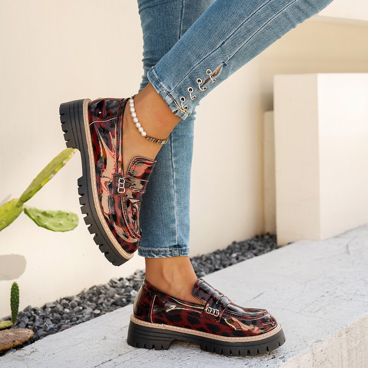 Två par platåloafers för kvinnor, svarta och bruna, visar modern design.